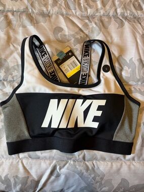 (NWT) Nike White Black Gray Colorblock Sports Bra with Bold Logo- size small